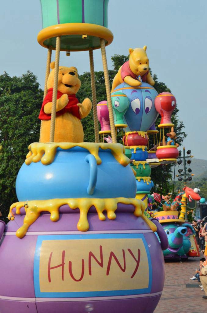 парад в гонконгском Диснейленде Parade in Hong Kong Disneyland