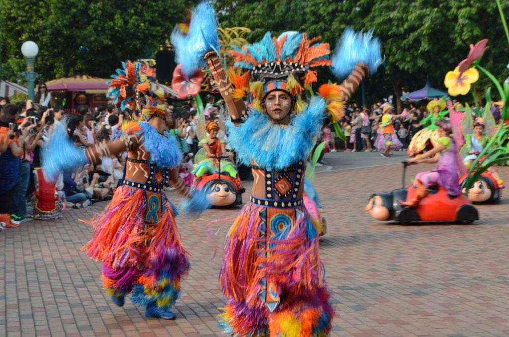 парад в гонконгском Диснейленде Parade in Hong Kong Disneyland