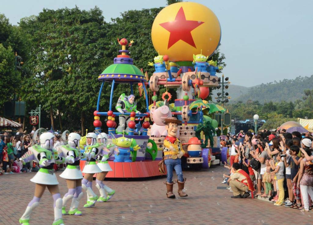 парад в гонконгском Диснейленде Parade in Hong Kong Disneyland