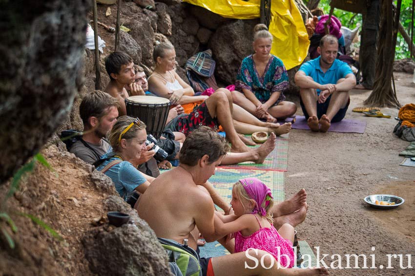 баба под баньяном в Арамболе, Гоа, Индия