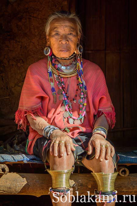 женщина из племени длинноухих палонгов в Чианграе, Таиланд