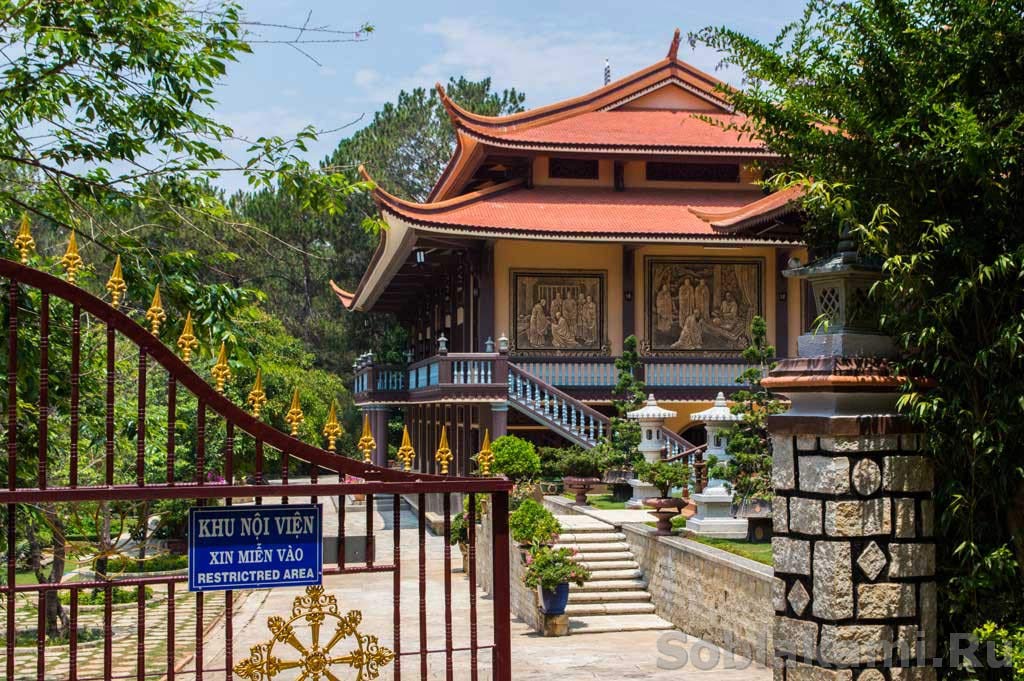 Далат, Вьетнам, водопад Пренн и монастырь Чук Лам